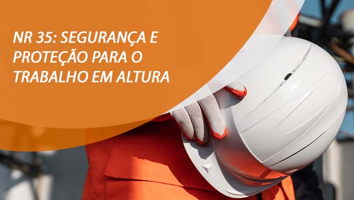 A imagem mostra um trabalhador da construção civil vestindo um colete laranja e segurando um capacete branco na mão, porém o rosto dele não é visível. O fundo é um canteiro de obras.