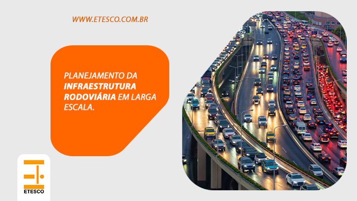 Tráfego intenso em rodovia urbana com várias faixas, carros em movimento e congestionamento no horário de pico.