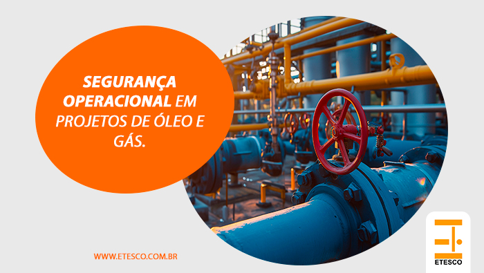Tubulações industriais com válvulas e registros, em ambiente de planta de óleo e gás com iluminação ao entardecer.