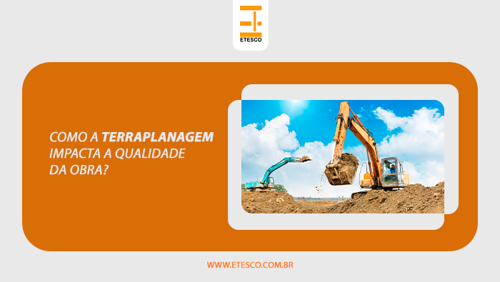 Escavadeira realiza movimentação de terra em obra sob céu aberto
