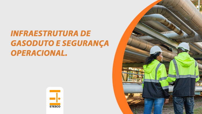 Dois profissionais com equipamentos de segurança inspecionando estrutura industrial com tubulações de gasoduto.