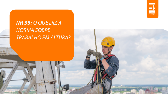 Trabalador equipado com itens de segurança realizando atividade em altura, com cidade ao fundo.