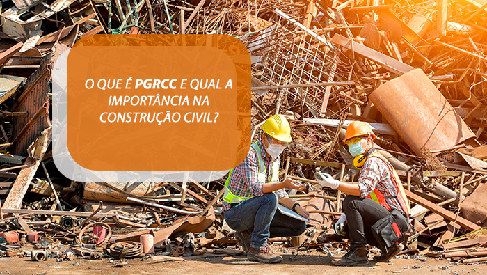 Trabalhadores com equipamentos de segurança analisam sucata metálica em área de descarte industrial.